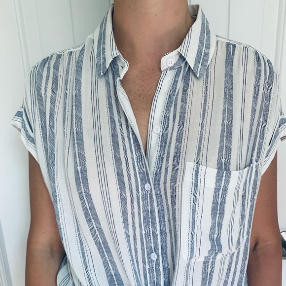 Like new, short sleeve Cloth & Stone blouse, XS - Picture 2 of 5
